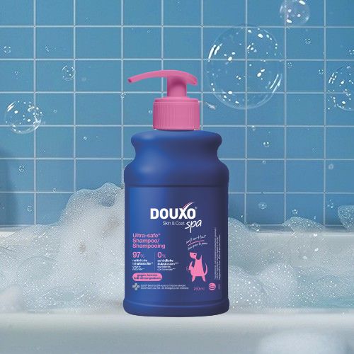 DOUXO SPA Shampoo gegen juckende Haut vor einer Badewanne